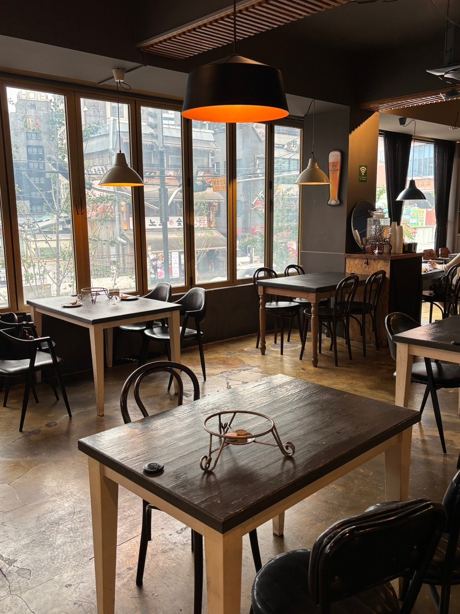 창가 좌석과 펜던트 조명